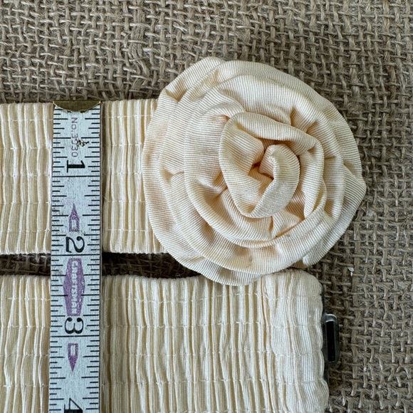 Vintage womens stretch belt with flower buckle , Made in USA 25-32 in. GoodHeart - Picture 2 of 9